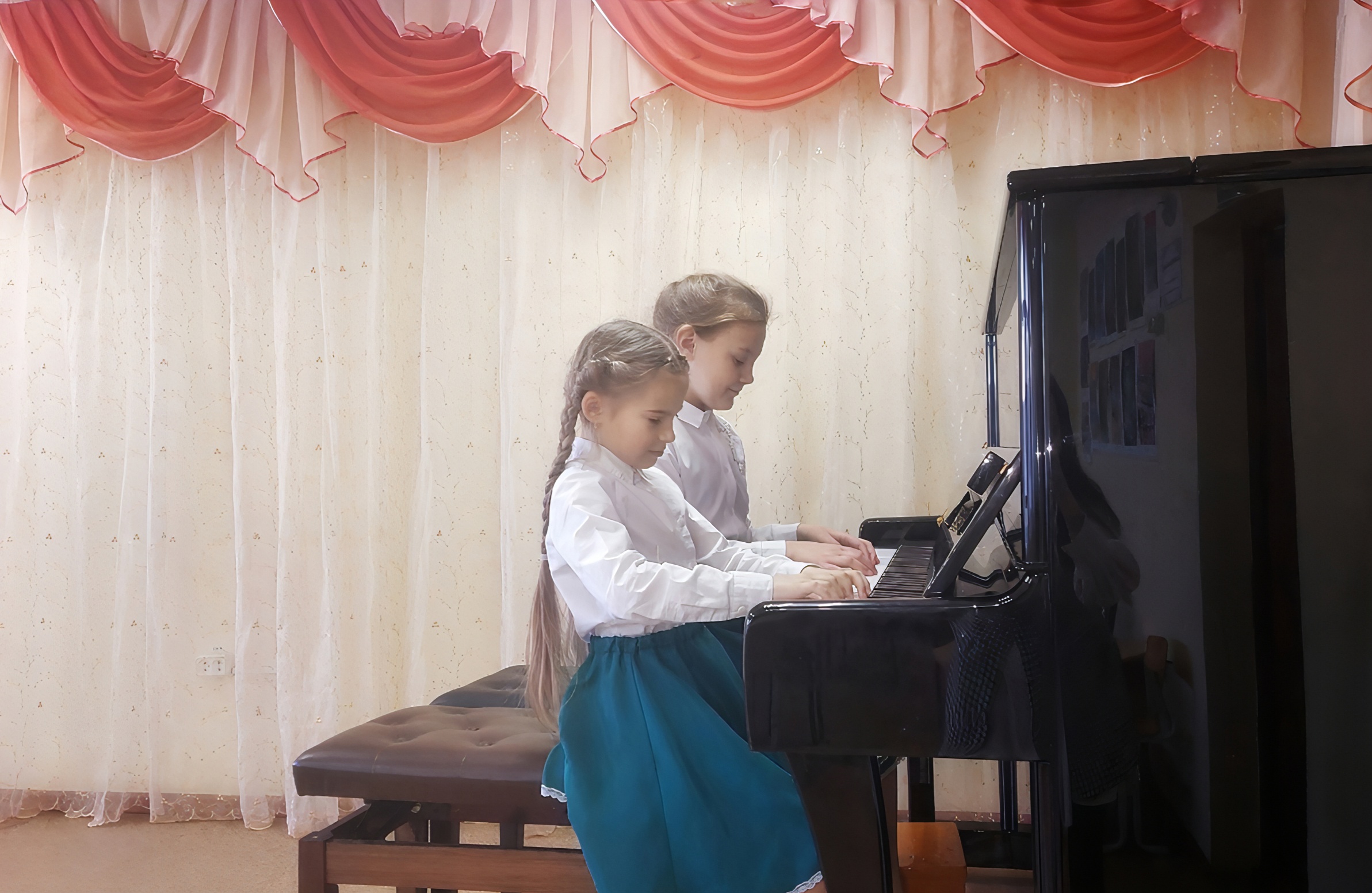 Учащиеся фортепианного отделения Щербакова Есфирь и Масленикова Александра (класс преподавателя Синцова Н.
